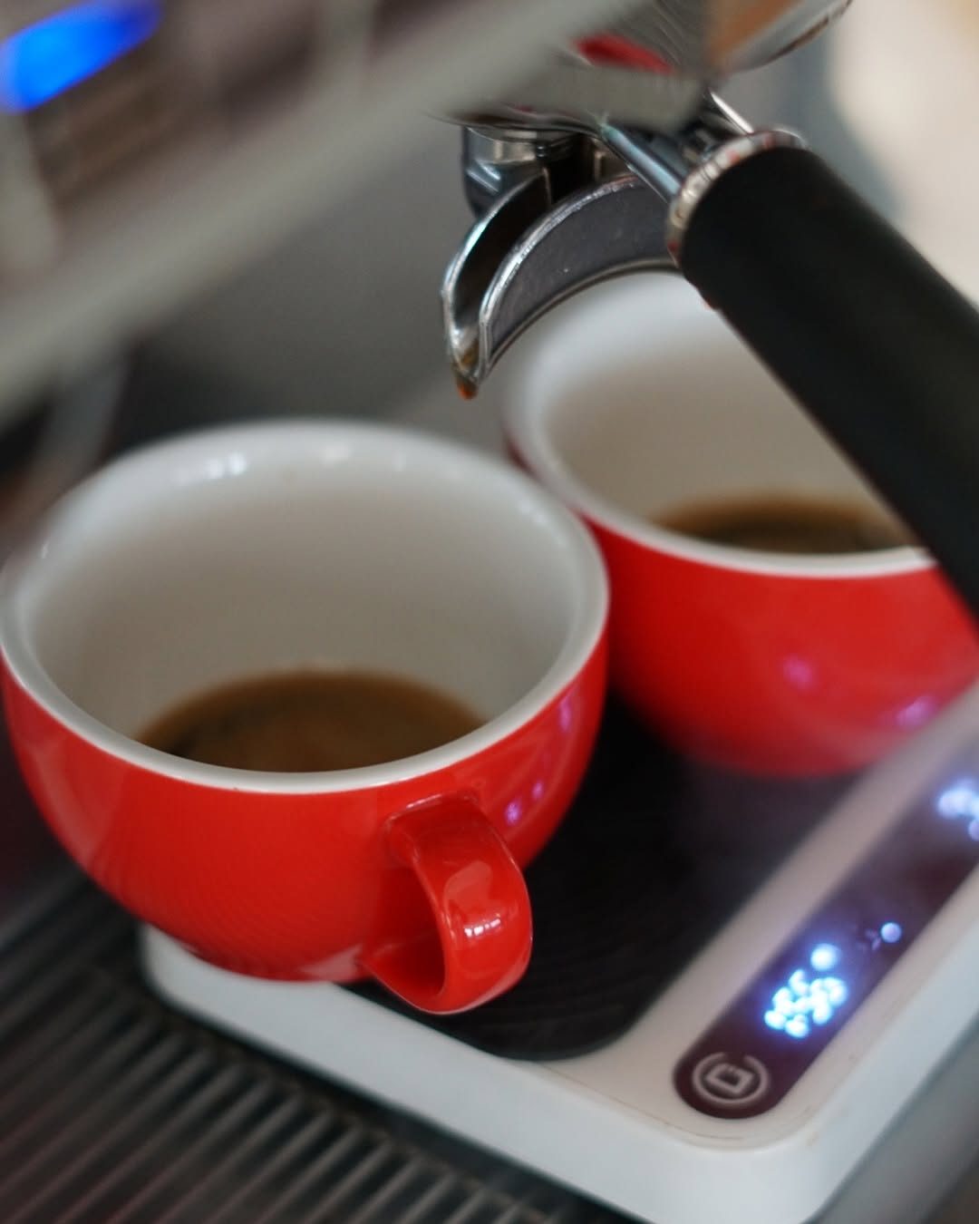 Espresso en tazas rojas